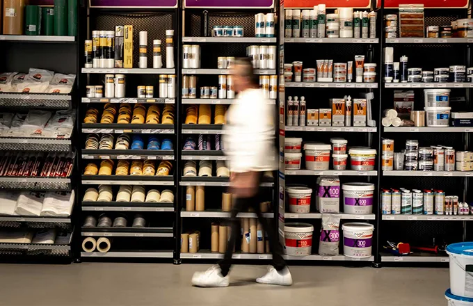 Van Eijk Groep wandelende man voor een stellage met verf