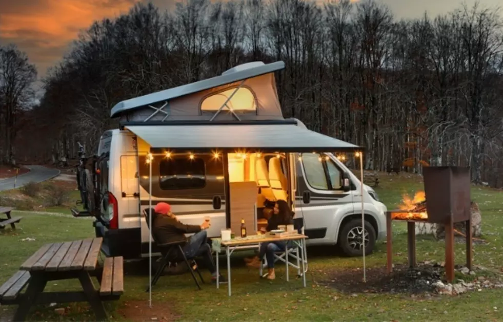 Lippert camper op een kampeerplaats in de schemering